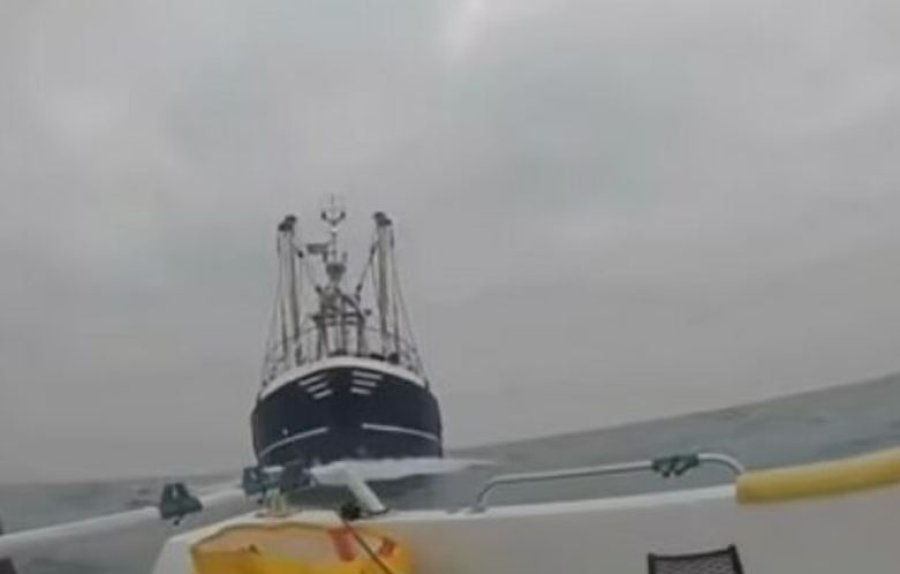 Publikohet momenti kur një anije gjigante përplaset për një varkë