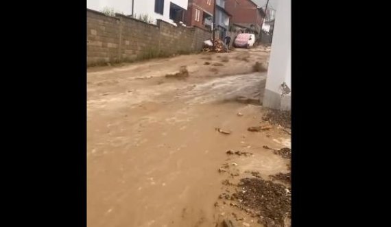 Ky vend i Kosovës vërshohet pas reshjeve të mëdha të shiut