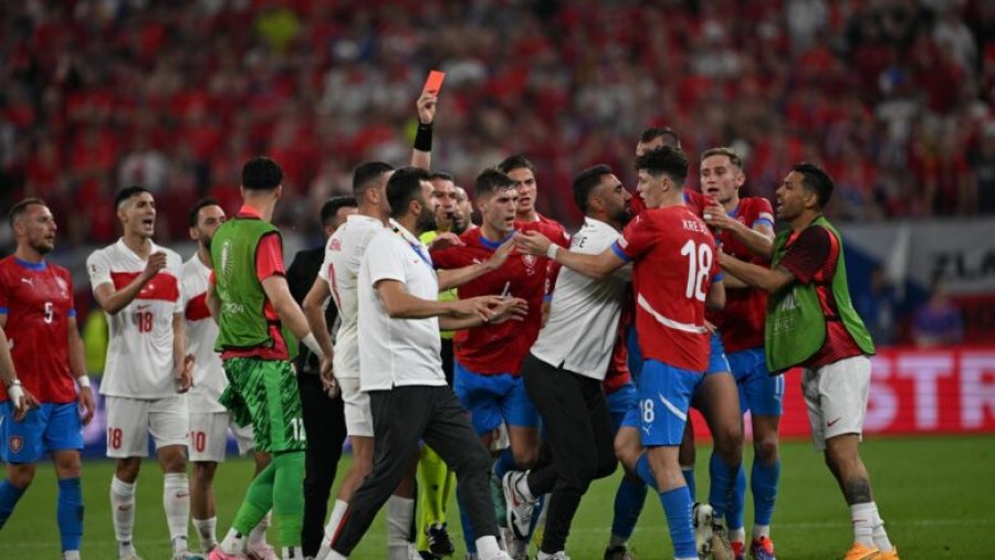 Çekia dhe Turqia thyen rekordin e kartonëve të marrë në një Kampionat Evropian