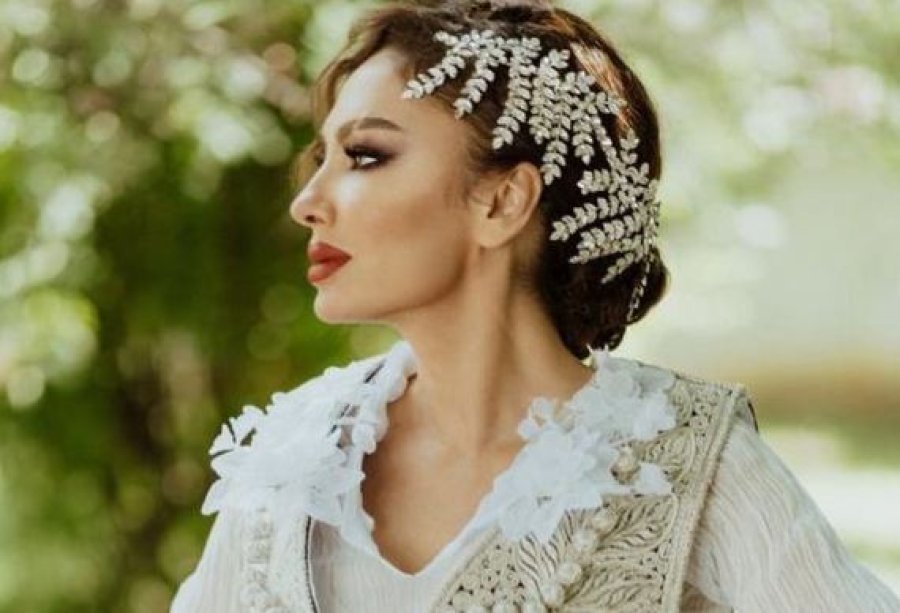 Adelina Ismaili si kurrë më parë, shkëlqen me veshje tradicionale