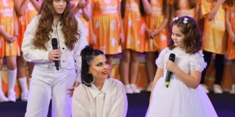 Aurela Gaçe këndon në skenë me dy vajzat e saj: 31 vite në skenë, ky është momenti më emocionues