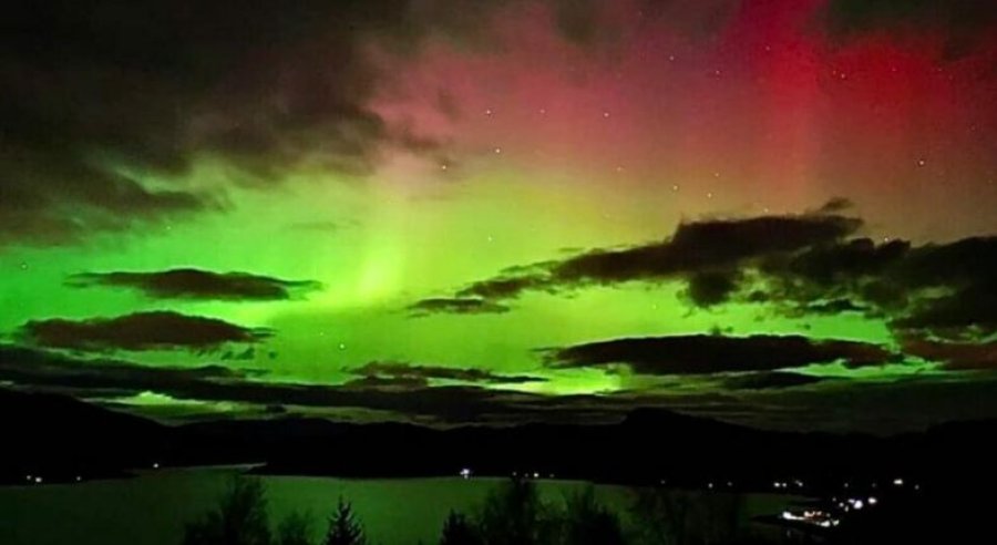 Qielli i natës në Skoci është ndriçuar nga dritat veriore