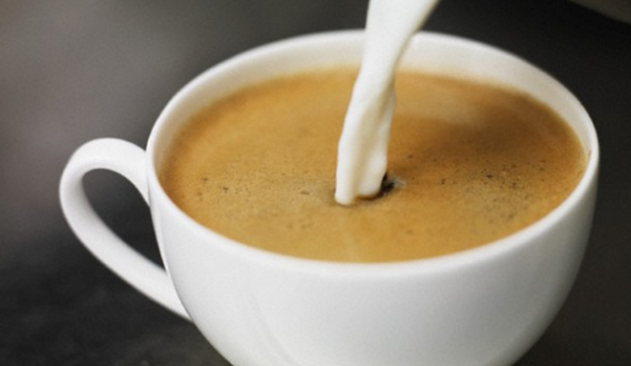 Si ndikon pirja e kafesë me qumësht në shëndetin tuaj?