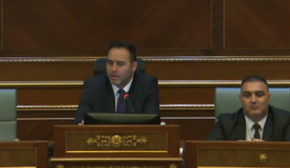 Konjufca i reagon deputetit të VV-së që e pengoi deputeten e LDK-së në foltore: Dimal Basha, ulu