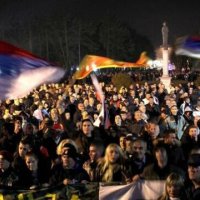 Serbët kërcënojnë qeverinë e Malit të Zi për shkak të rezolutës për Srebrenicën, ia përmendin edhe njohjen e Kosovës