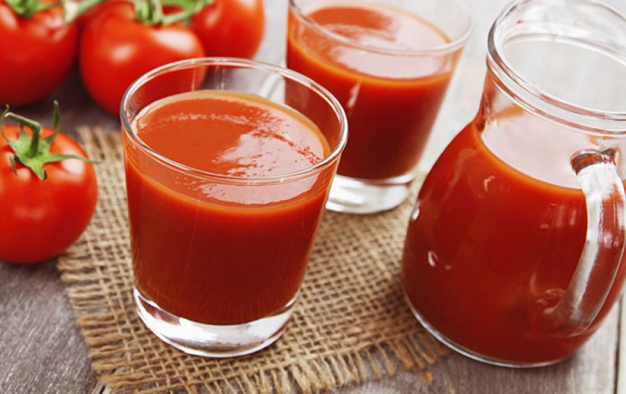 Lëngu i domates medoemos duhet të jetë pjesë e ushqimit tuaj