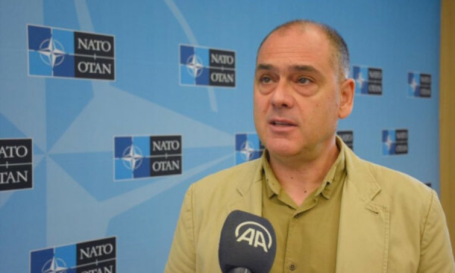 Analist ushtarak nga Beogradi: Vuçiq e çon ushtrinë në kufi me Kosovën veç për propagandë