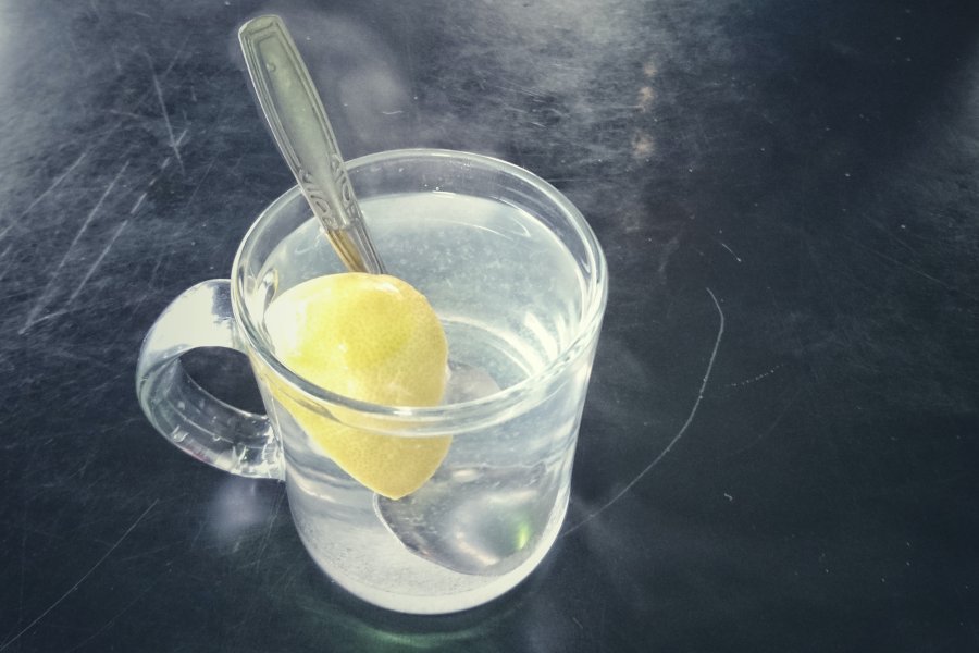 Uji i vakët me limon për shëndet më të mirë