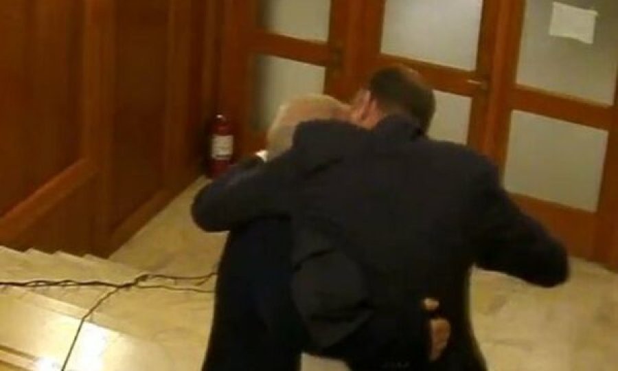 Dy deputetë përleshen fizikisht në Rumani
