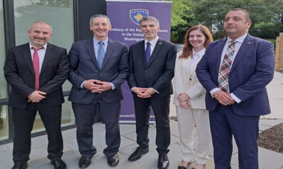 Profesori amerikan në inaugurim të Ambasadës: Krenar të qëndroj krahas ambasadorëve të shteteve që e kanë njohur Kosovën