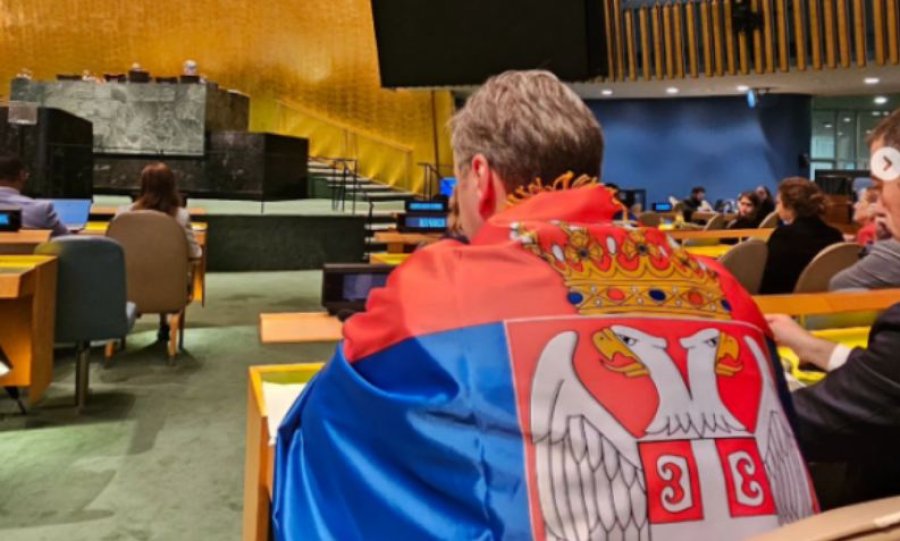 Vuçiq mbështillet me flamur: Krenar për Serbinë time