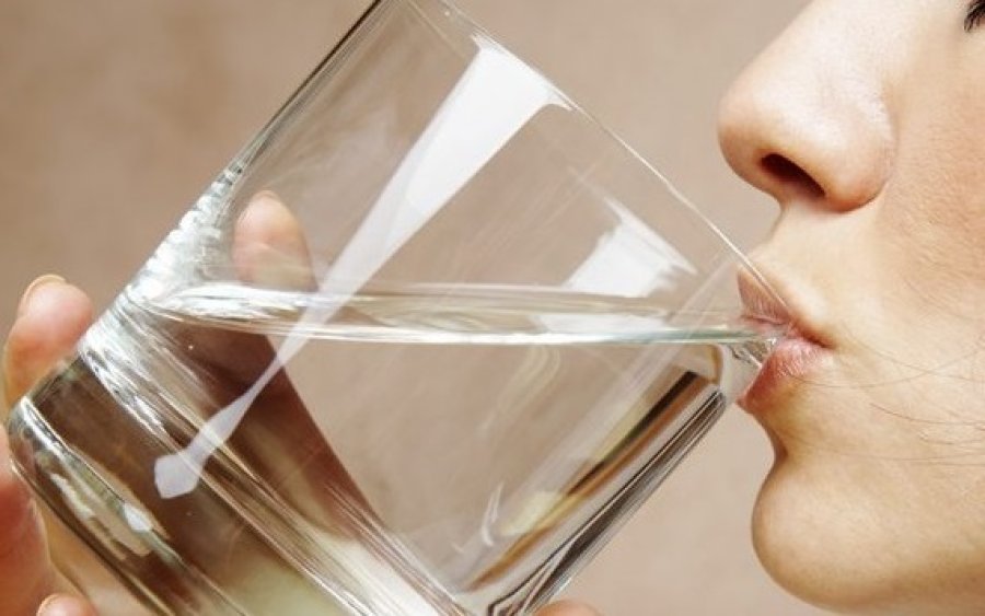 A e dini sa gota ujë duhet të pini në ditë?