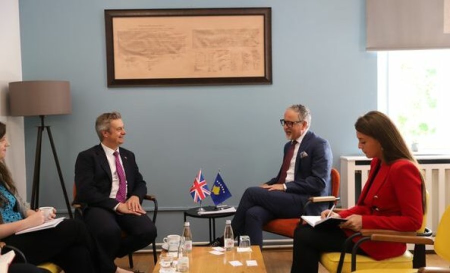 Vitia pret në takim ambasadorin britanik