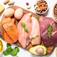 Çfarë ndodh me organizmin kur konsumoni shumë proteina?