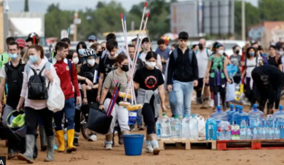 Mijëra njerëz shkojnë në Valencia për të ndihmuar në pastrim pas përmbytjeve