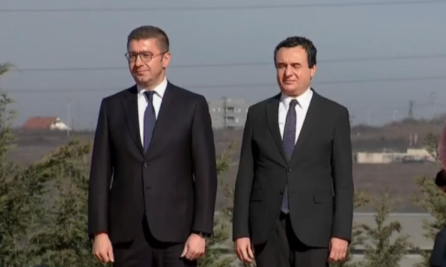 Albin Kurti e pret Mickoskin me ceremoni shtetërore