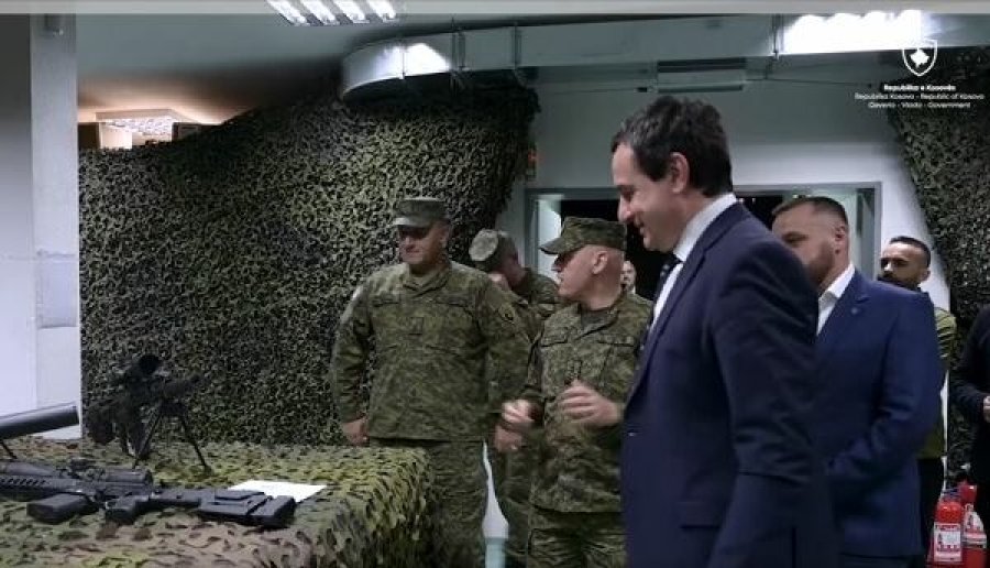 Albin Kurti viziton depon ku mbahet armatimi i FSK-së