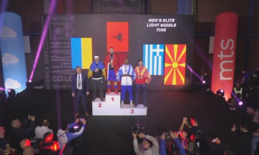 Flamuri shqiptar valëvitet në në Loznicë të Serbisë