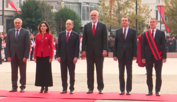 Në Vlorë ka nisur ceremonia për Ditën e Pavarësisë, i pranishëm edhe Kurti