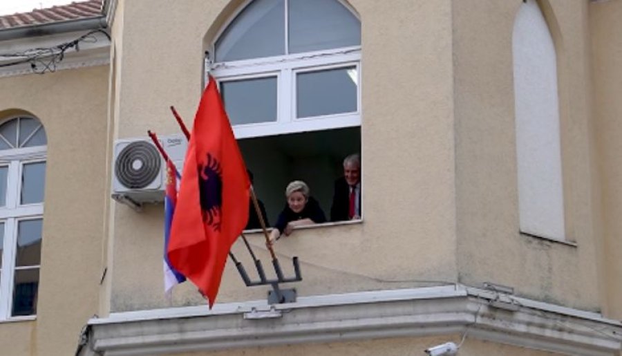 Ardita Sinani vendos flamurin Kuq e Zi në komunën e Preshevës