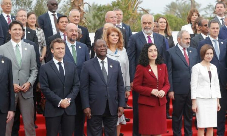 Vjosa Osmani në Paris, e ftuar në darkën e shtruar nga Macron