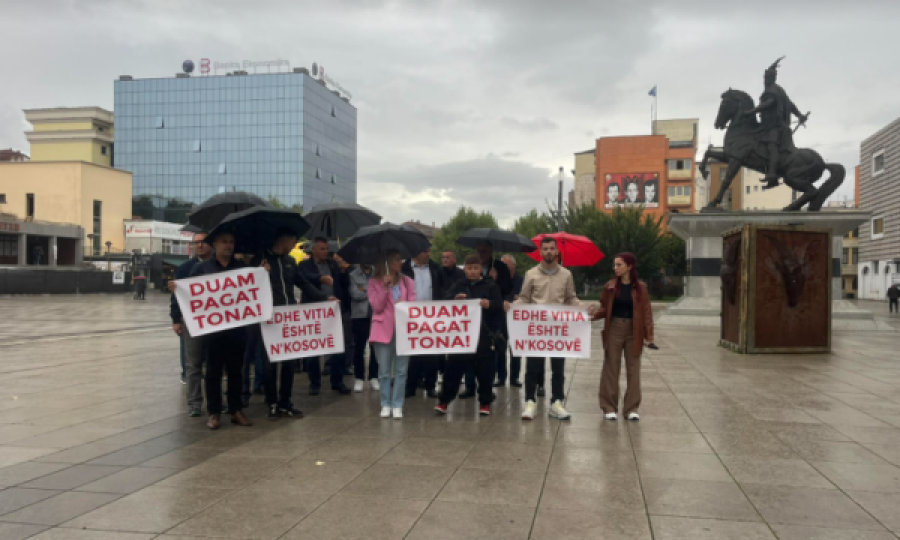 Mësimdhënësit protestojnë para Qeverisë: Duam paga tona