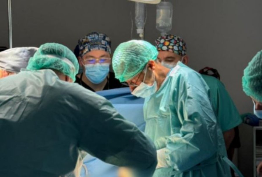 Pacientit i hiqet tumori në kokë përmes vetullës