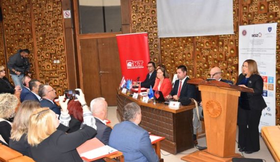 Universiteti ‘Haxhi Zeka’ organizoi konferencën e I-rë Shkencore Ndërkombëtare mbi zhvillim rajonal të qëndrueshëm ne bashkepunim me MZHR-në