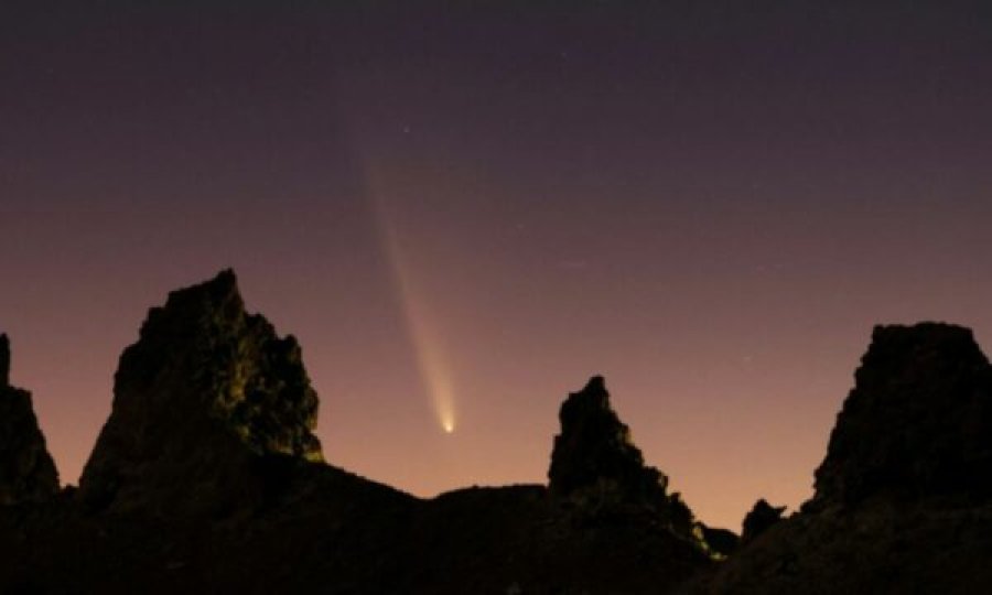 ‘Kometa e shekullit’ fotografohet në të gjithë globin