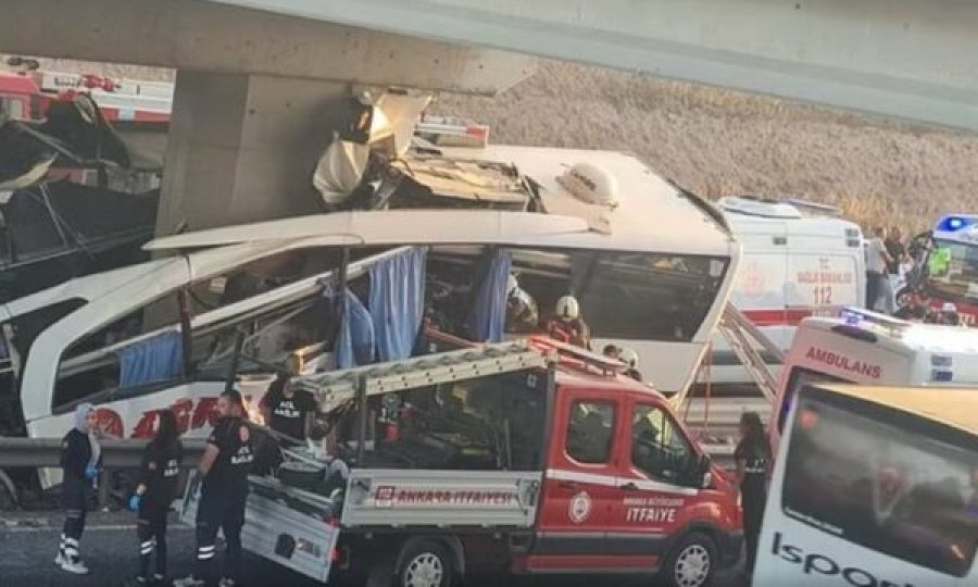 Autobusi përplas turmën para shkollës