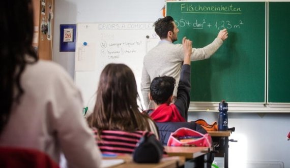 Duhet të jetë rregullativë e posaçme protokolli i veshjes si i mësuesve ashtu edhe i nxënësve në shkolla