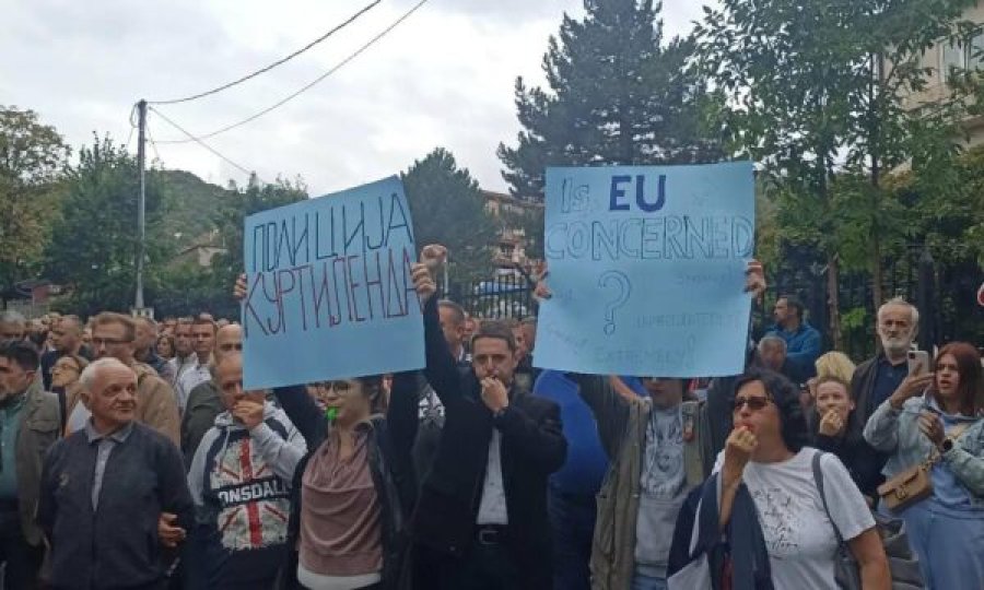 Serbët lokalë protestojnë me fishkëllima, kërkojnë lirimin e 4 të arrestuarve