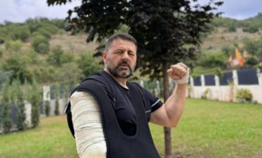 Bekë Berisha shfaqet me krah të thyer pas aksidentit