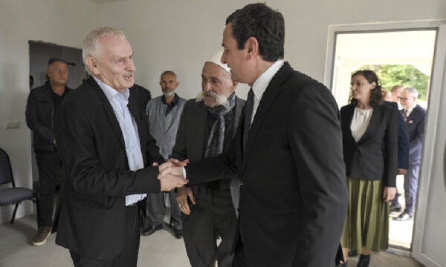 Kurti me ministra e deputetë për ngushëllime në familjen Jashari