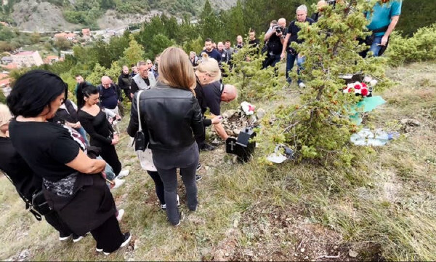 Në Banjskë familjarët e terroristëve të vrarë ndezin qirinj 