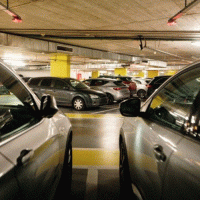 Çfarë duhet të bëni përpara se të lini veturën tuaj në parking për disa ditë?