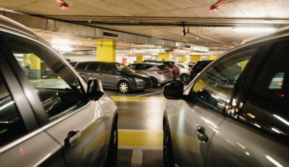 Çfarë duhet të bëni përpara se të lini veturën tuaj në parking për disa ditë?