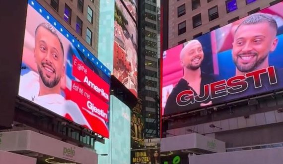 E gjithë Amerika me Gjestin, fotografia e tij shfaqet në ‘Times Square’