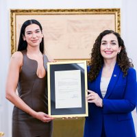 Dua Lipa zyrtarisht merr shtetësinë e Kosovës me dekret presidencial