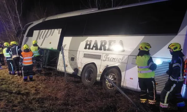 Një autobus me targa nga Kosova është aksidentuar në Koraci