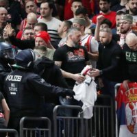 Policia gjermane heq flamujt serb me hartën e Kosovës nga përballja e Euroligës