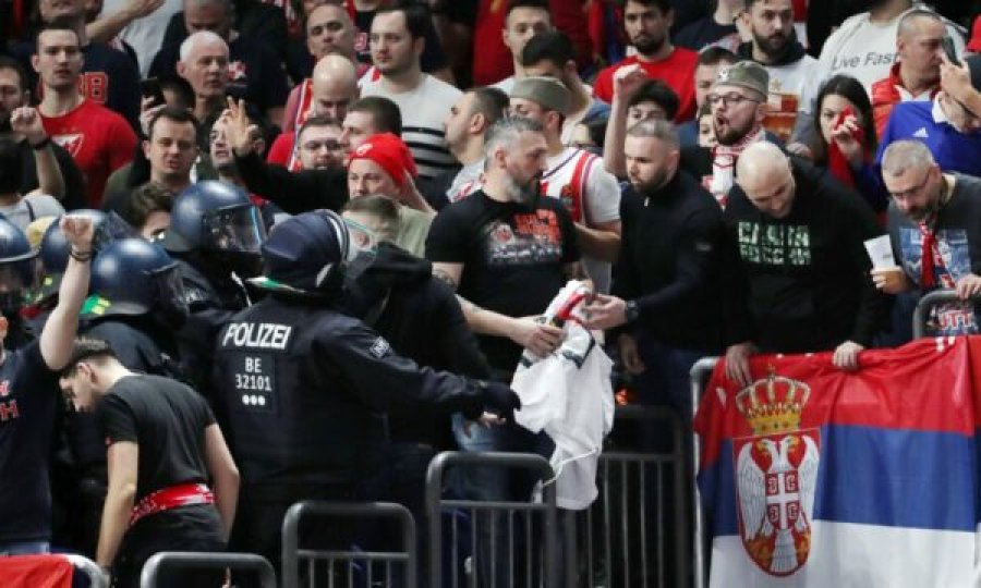 Policia gjermane heq flamujt serb me hartën e Kosovës nga përballja e Euroligës