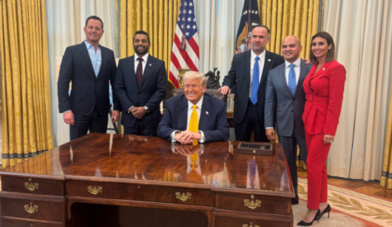 Grenell në Zyrën Ovale te Trump bashkë me Drejtorin e ri të FBI-së që e përkrahu