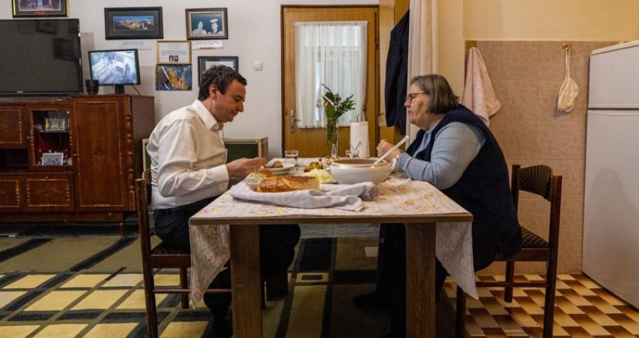 Kurti publikon foto duke ngrënë drekë me Ferdonije Qerkezin