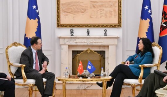 Vjosa Osmani e mirëpret në takim ambasadorin e Turqisë