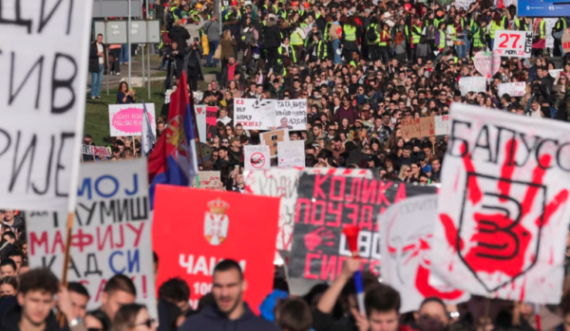 Studentët e universiteteve të Serbisë bllokojnë Beogradin