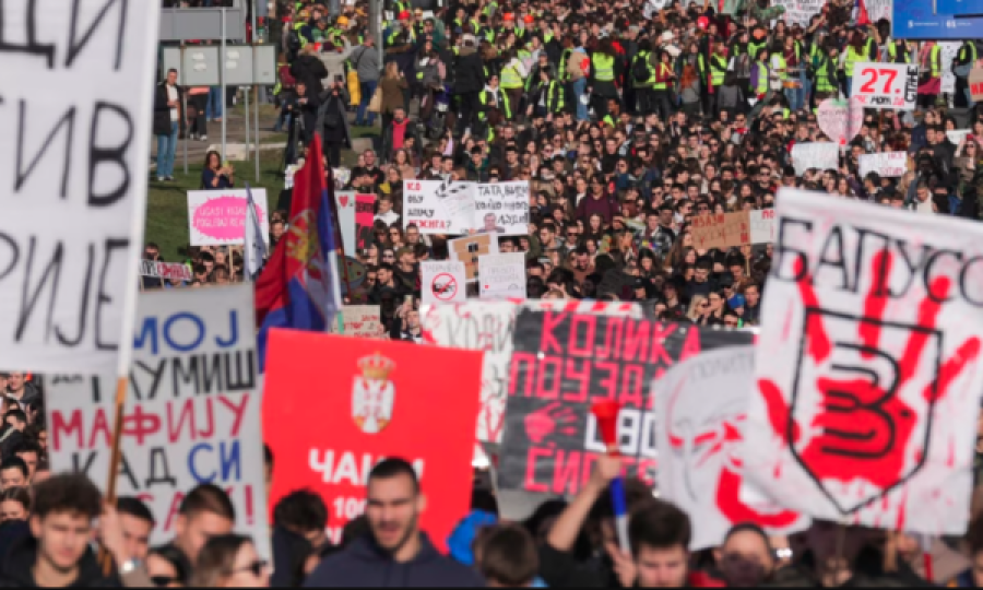 Studentë dhe qytetarë në Beograd për protestën e madhe