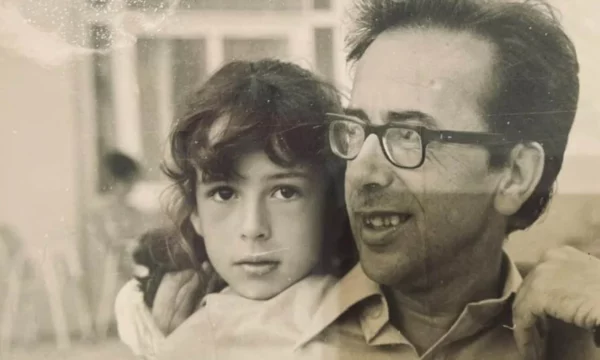 Vajza e Ismail Kadaresë publikon foton e rrallë me të atin