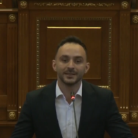 Guri i LDK-së tallet me deputetët e LVV-së: Fitore, çka po keshë? A i ke kthy 200 mijë euro?