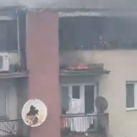Një banesë është kapluar nga flakët në Prishtinë